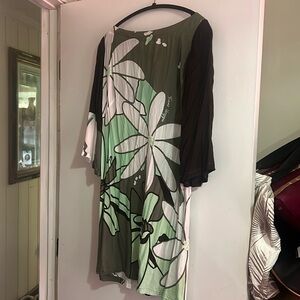 Lightweight dress by Tiare Tahiti size large